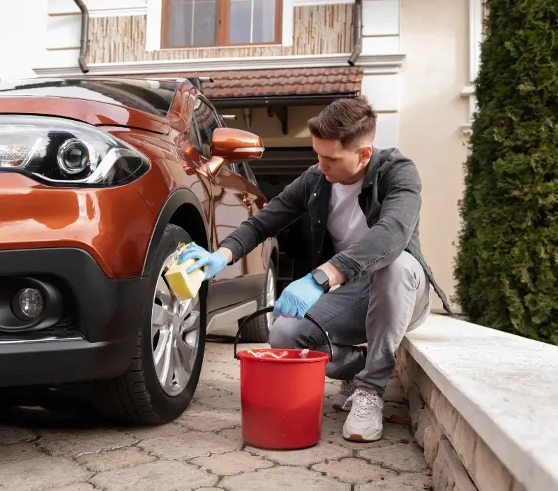 Lavage auto à domicile La Barre : professionnel intervenant sur un véhicule